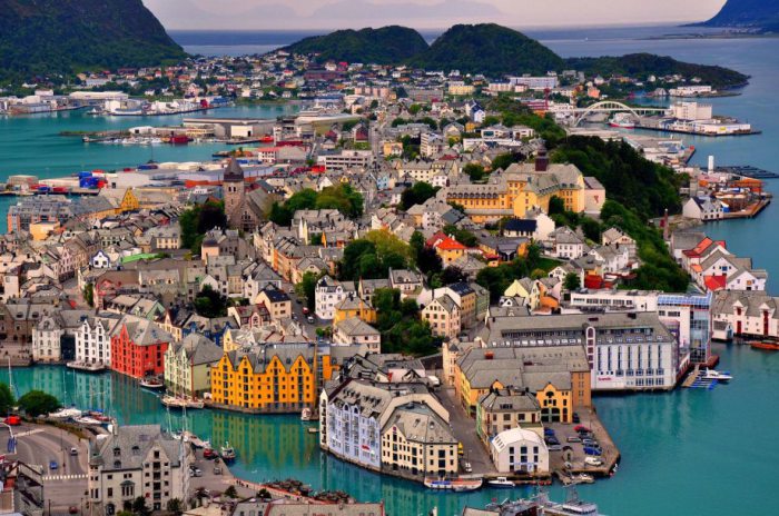 Город на западном побережье Норвегии.