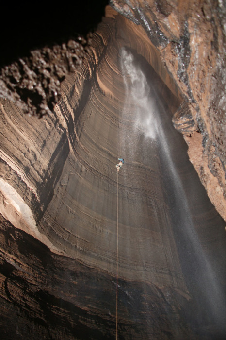 Огромная пещера в США.