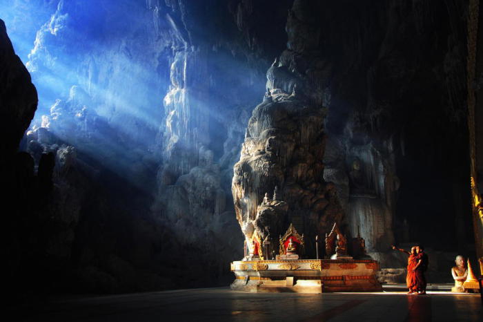 Пещера, внутри которой находится буддийский храм.