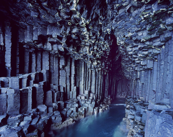 Фингалова пещера на острове Стаффа в Шотландии.