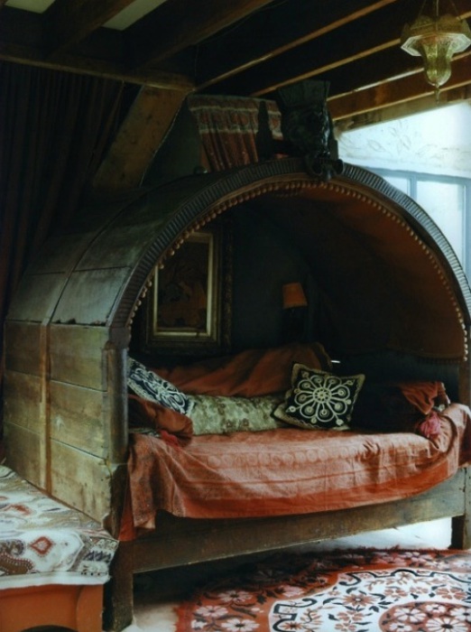 Уютная кровать для побега от суровой реальности.