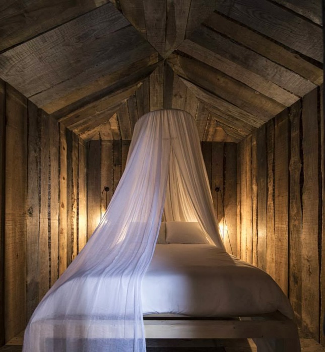Замечательная спальня с оригинальным навесом над кроватью.