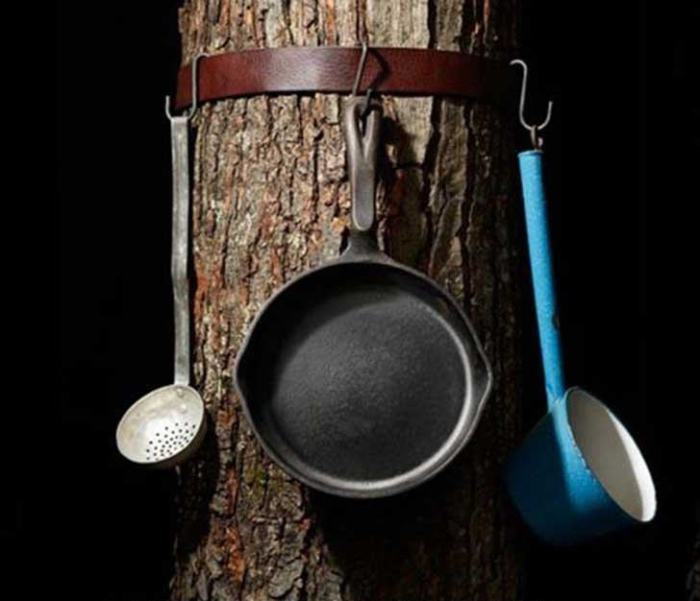 Ремень на дереве и несколько крючкоd - отличный способ развесить посуду во время стоянки.