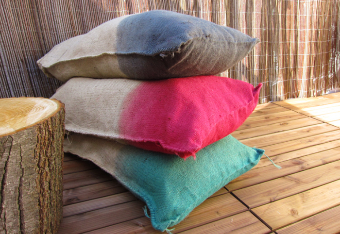 Мешок, наполовину опущенный в краску, может служить прекрасной подушкой для табурета на крыльце.