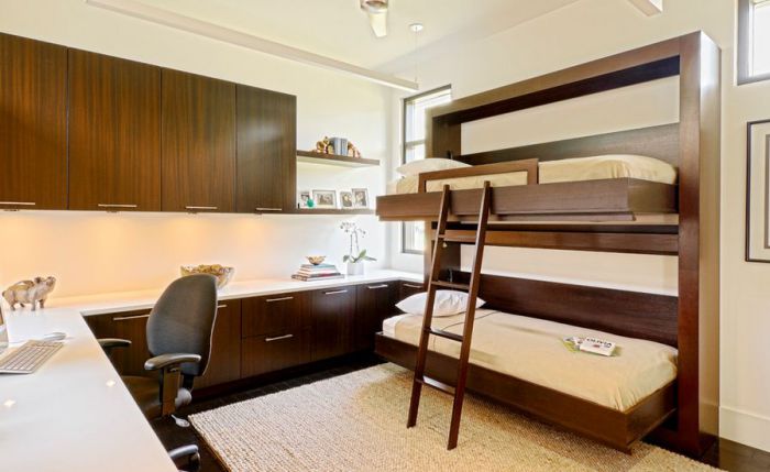 Прячущаяся в стене двухъярусная кровать - идеальный вариант для гостевой спальни.