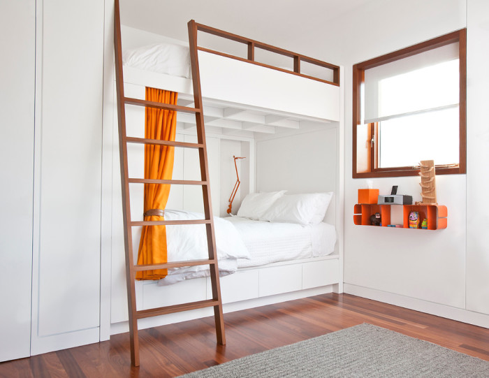Простая и современная двухъярусная кровать в стиле минимализм.