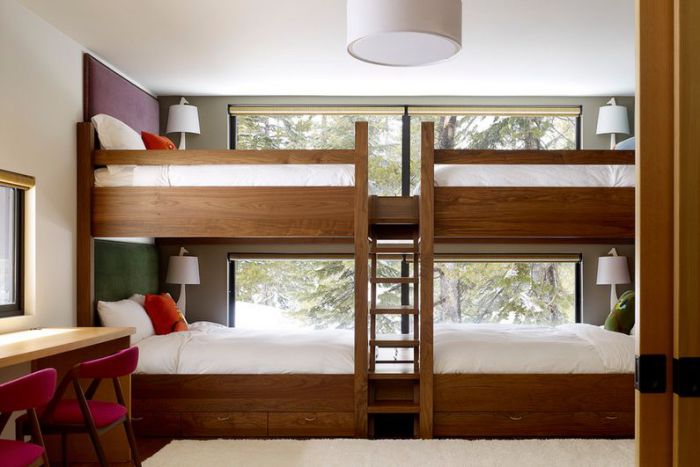 Две двухъярусные кровати, расположенные рядом - замечательный способ сэкономить место в спальне.