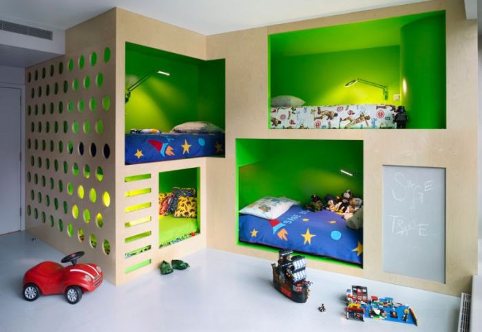Кровать с необычным расположением спальных мест - прекрасный вариант для детском комнаты.