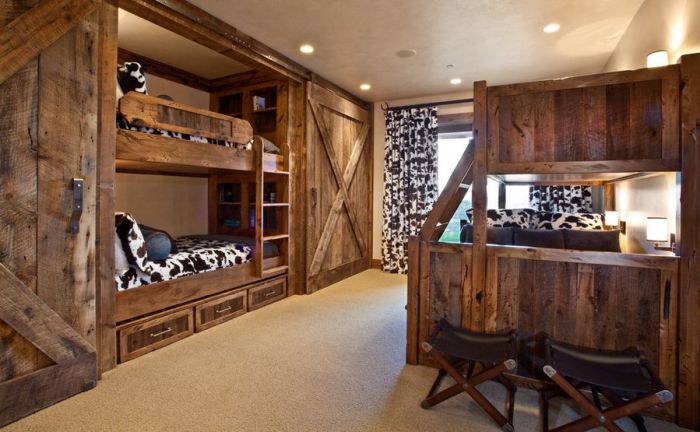 Деревянные двухъярусные кровати для создания уютной и теплой атмосферы.