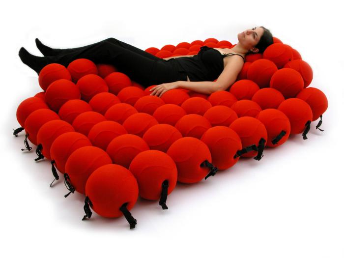 Кровать из множества связанных шаров.