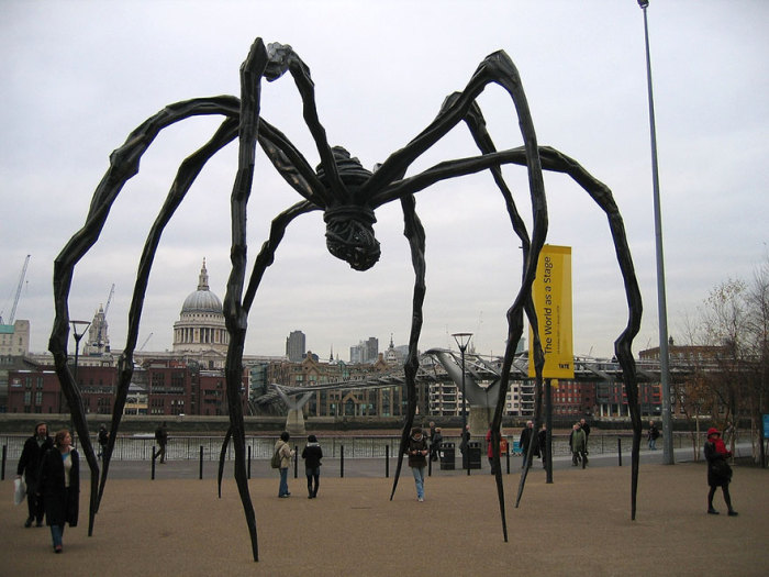 Жуткая скульптура в виде огромного паука.