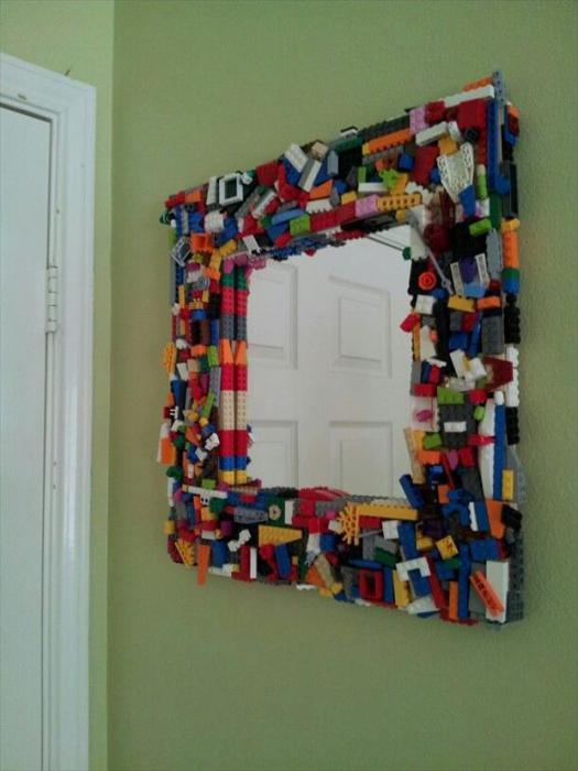 Зеркало в раме из Лего будет очень гармонично смотреться в детской комнате.