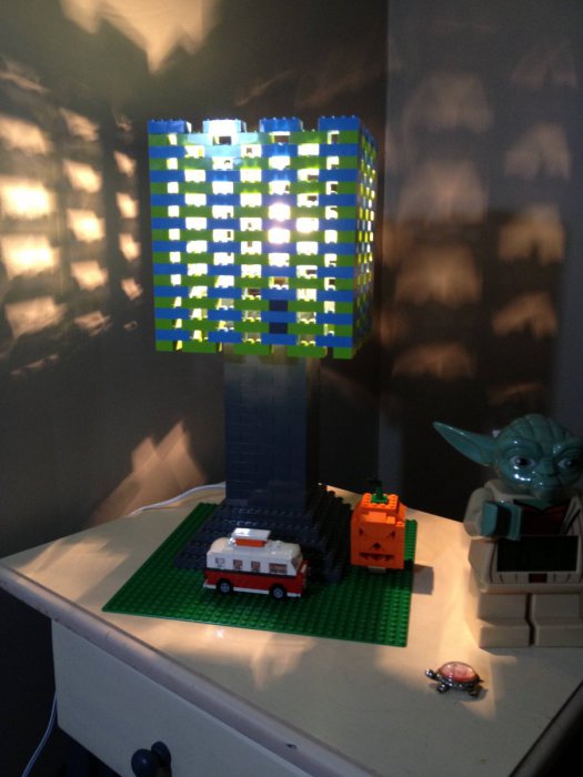 Лампа из кубиков Лего, которая принесет веселье в любую комнату.