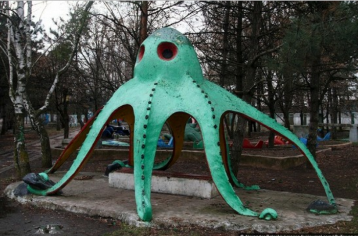15 жутких детских площадок, которые могут присниться детям в ужаснейшем  кошмаре