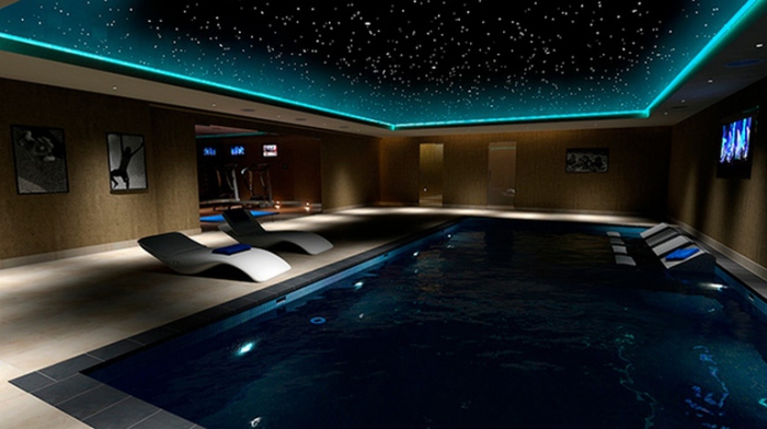 Кинотеатр с искусственным звездным небом и бассейном.