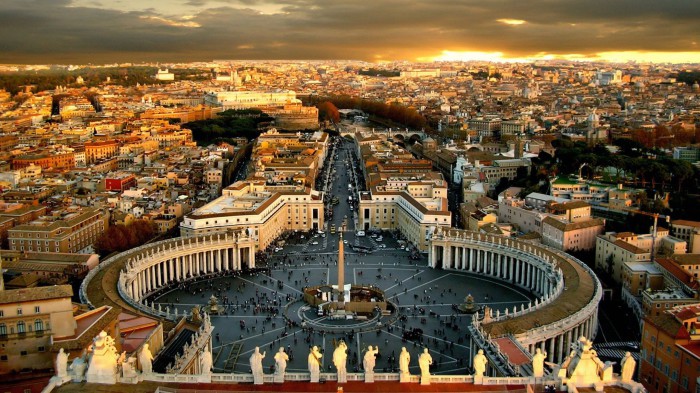Город Ватикан с населением в 842 человека.