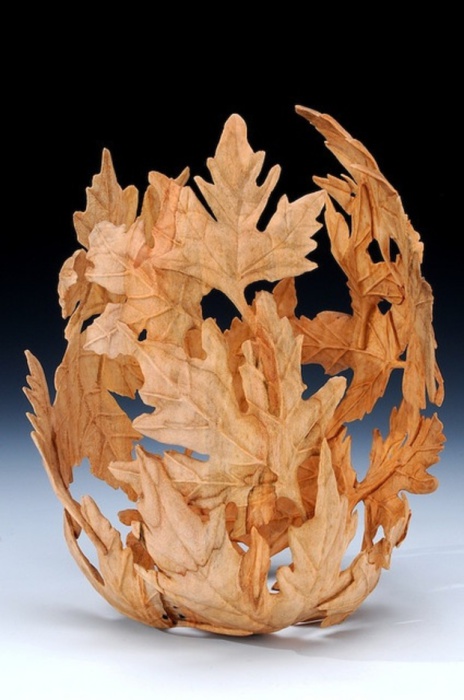 Скульптура из листьев и клея, сделанная с помощью воздушного шара.