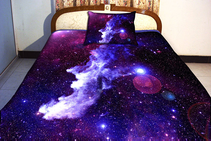 В такой кровати точно пригодится костюм астронавта.