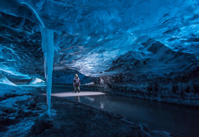 Великолепная пещера из льда в Исландии.