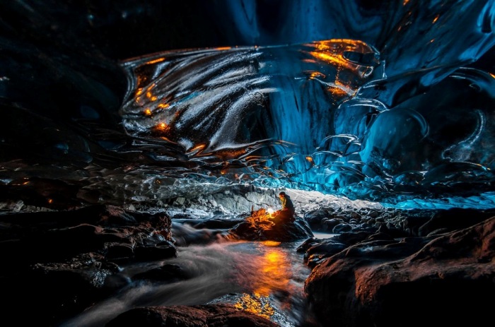 Ледяная пещера, которая раньше была водопадом, в Исландии.