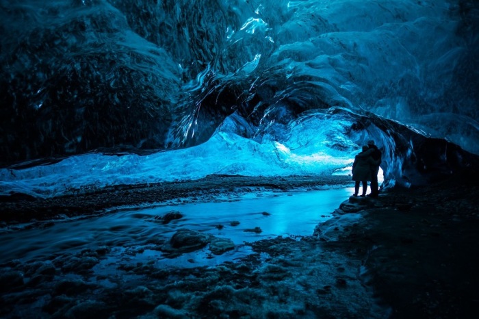 Роскошная ледяная пещера в Исландии.
