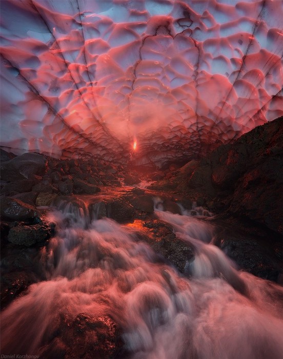 Закат из ледяной пещеры на Камчатке.