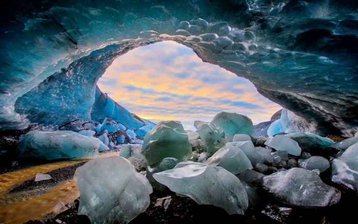 Вид из ледяной пещеры в Исландии.