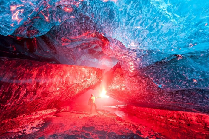 Великолепный вид внутри ледяной пещеры.