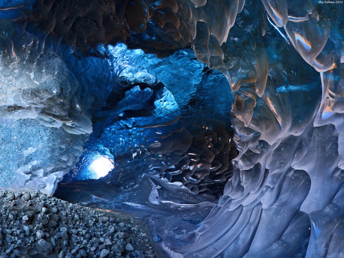 Великолепная ледяная пещера в Исландии.