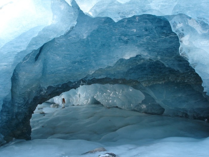 Самая большая ледяная пещера в мире.