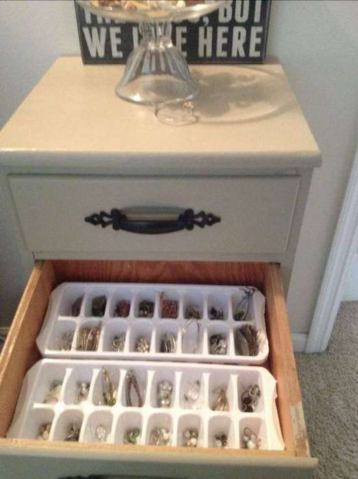 Хранение мелочи в формочках для льда.