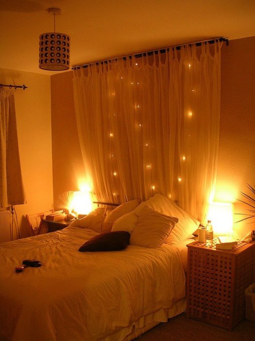 Штора над кроватью создаст в комнате атмосферу интима и уюта. 