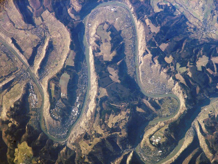 Извилистая река Мозельвейн.