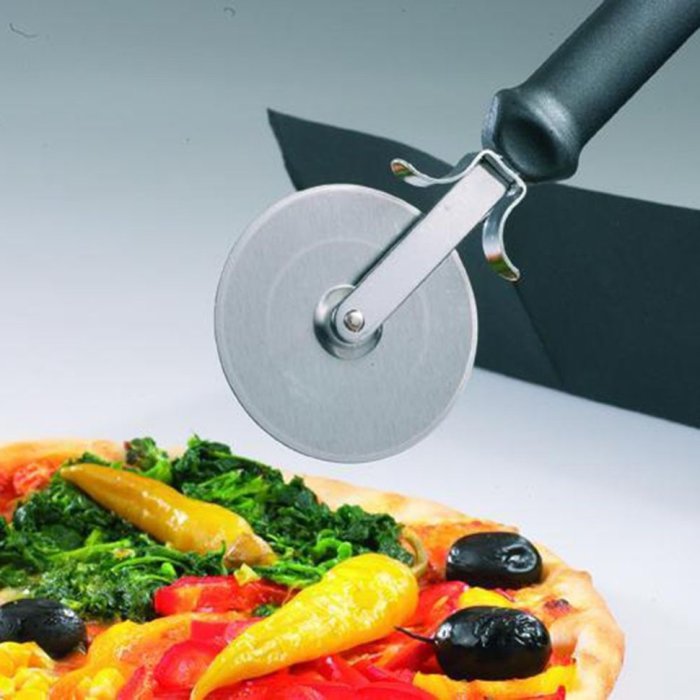 Ножиком для пиццы также комфортно так сказать порезать и овощи.