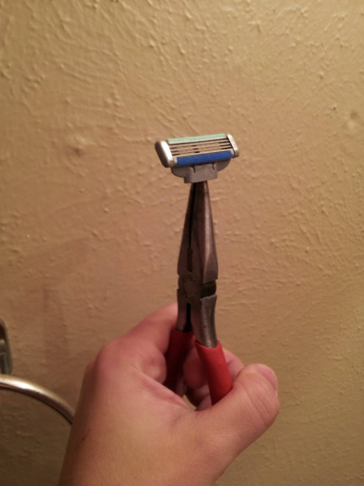 Оригинальная идея, как починить сломавшуюся бритву.