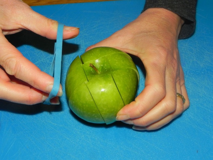 Связать ломтики яблока вместе, чтобы предотвратить его потемнение.
