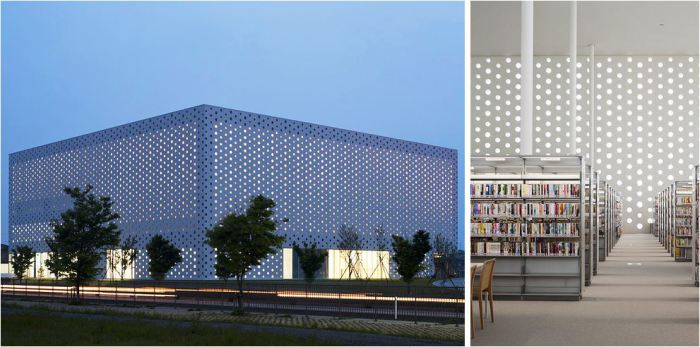 Стены этой библиотеки полностью сделаны из монолитных перфорированных алюминиевых листов. Это обеспечивает равномерное распространение света по всей площади помещения библиотеки.
