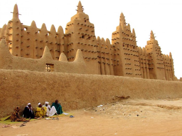 Мечеть, созданная из песка и самана.