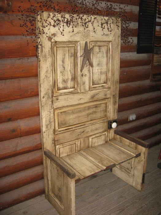Деревянное кресло из двери.