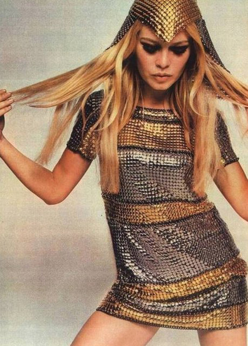 Бриджитт Бордо (Brigitte Bardot) в платье от модного дома Paco Rabanne, 1960-е.