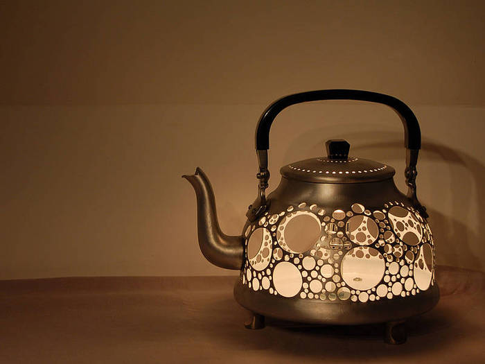 Необыкновенный светильник из старенького чайника.
