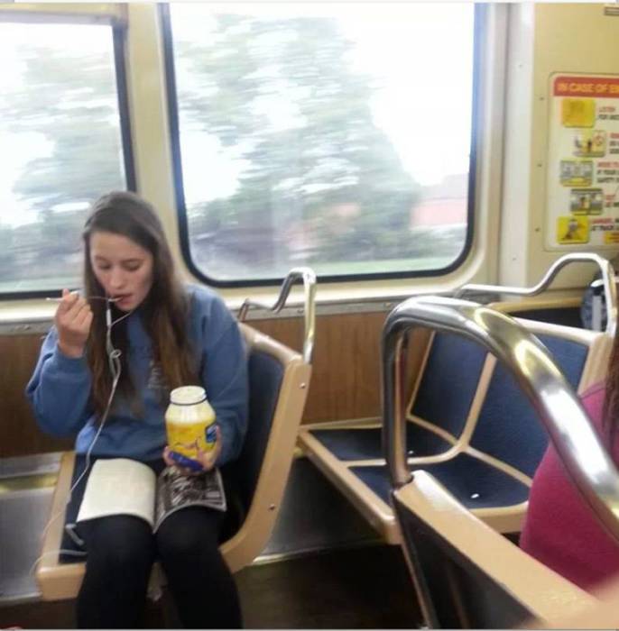 Почему бы не съесть ложечку майонеза во время поездки на общественном транспорте?