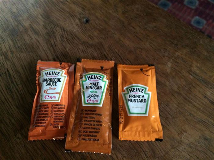 Производители могли придумать более оригинальный способ различать разные пакетики с соусами.