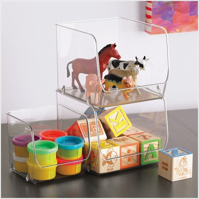 Различные прозрачные емкости для игрушек освободят пространство в детской комнате.