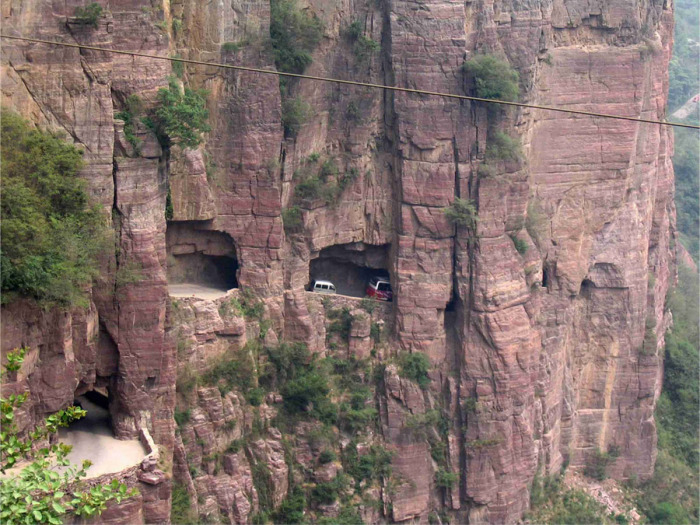 Дорога сквозь скалу в Китае.