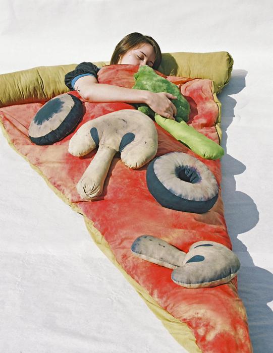 Аппетитный и комфортный кусок пиццы, в котором можно спать.