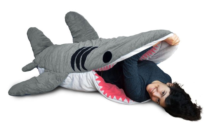 Оригинальный спальный мешок в форме акулы.