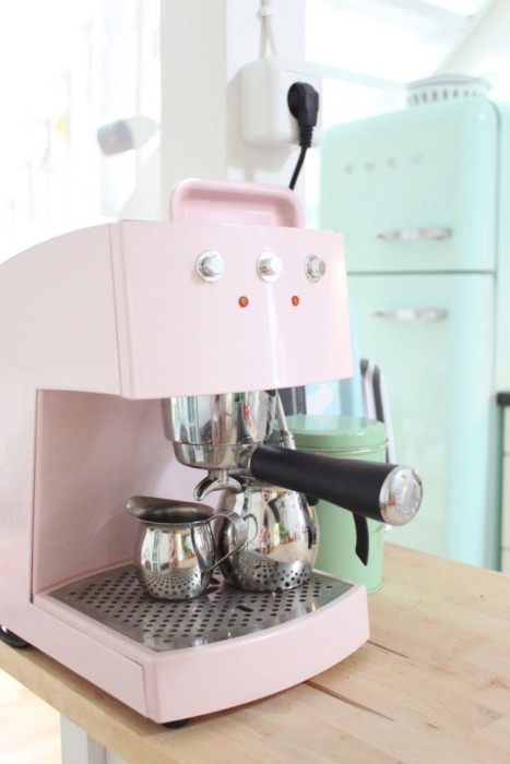 Очаровательная винтажная кофеварка в розовом цвете.