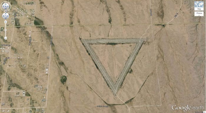 Созданный без определенной цели треугольник в Аризоне.