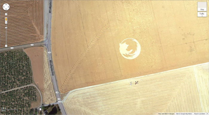Логотип компании Firefox на кукурузном поле.